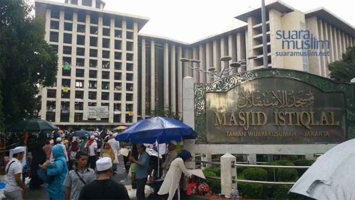 Peserta Aksi 313 sebelum menunaikan sholat Jum'at di Masjid Istiqlal. Masjid Sebagai Solusi Pemerataan Ekonomi Umat