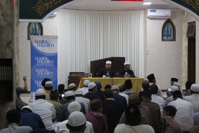 Suasana kajian keliling masjid bersama Syekh tabarok, banyak jamaa'ah yang menyimak ceramah beliau dan tidak lupa mendokumentasikan isi ceramahnya. Dilema Kolektif Kolegial DKM Masjid