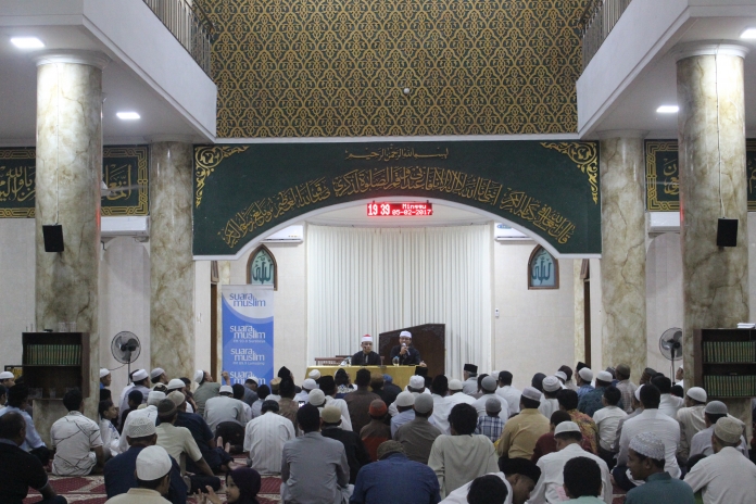 Terlihat jama'ah masjid sedang khusu' menyimak ceramah dari Syekh tabarok. Ketika Masjid Membasmi Kemiskinan