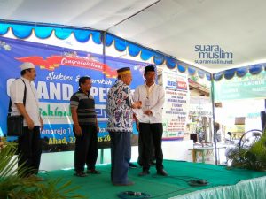 Penyerahan Sertifikat Keanggotaan Koperasi Syariah 212 dalam Peresmian 212 Mart di Surabaya