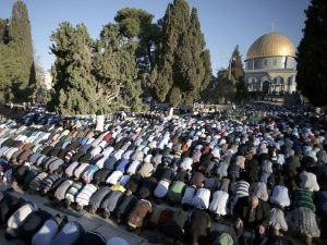 Al-Aqsha Dibuka, Ribuan Muslim Sambut dengan Shalat Berjamaah