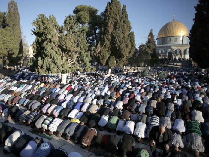 PALESTINIAN-JERUSALEM-RELIGION-ISLAM-EID Al-Aqsha Dibuka, Ribuan Muslim Sambut dengan Shalat Berjamaah