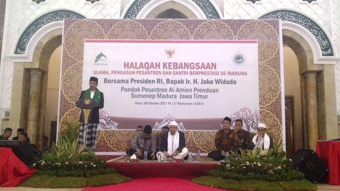 Jokowi Beri Beasiswa Santri Ponpes Al-Amien Berprestasi Jokowi Beri Beasiswa Santri Ponpes Al-Amien Berprestasi