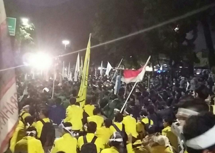 Ribuan Mahasiswa Bertahan
