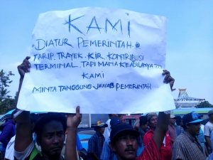 demo sopir angkot tuntut ojek dan taksi online dihapuskan 1