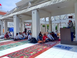 Masyarakat Gelar Shalat Jum'at di Reruntuhan Masjid As-Sakinah Balai Pemuda