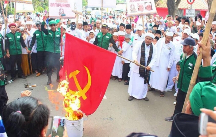 Umat-Islam-Purwakarta-Bakar-Bendera-PKI