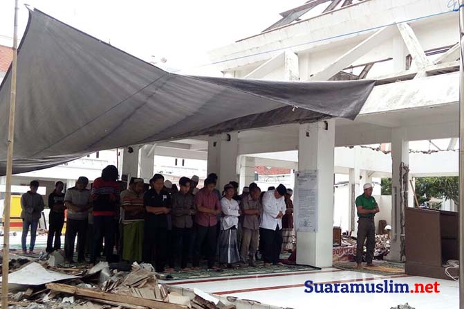 Komunitas Bambu Runcing Surabaya Gelar Sholat Jumat Terakhir di Masjid As Sakinah