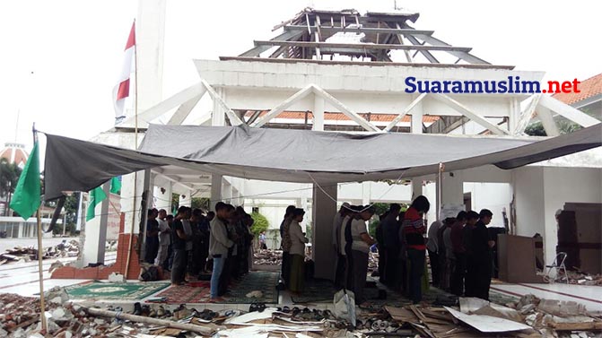 Komunitas Bambu Runcing Surabaya Gelar Sholat Jumat Terakhir di Reruntuhan Masjid As Sakinah