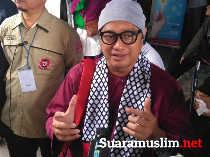 Dik Doang Tangan Saya Terlalu Kecil Untuk Mengubah Nasib Palestina Kita Harus Berjamaah Dik Doang Tangan Saya Terlalu Kecil Untuk Mengubah Nasib Palestina Kita Harus Berjamaah