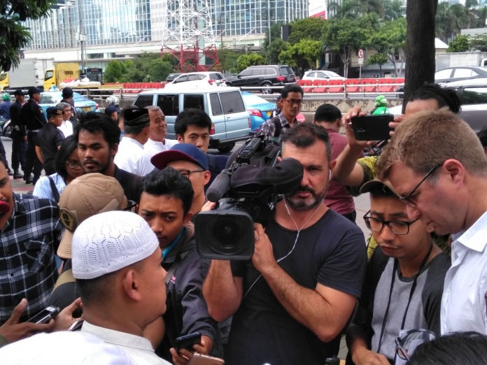 Diwawancarai Media Asing Ini yang Disampaikan Jubir FPI Terkait Aksi 121 Diwawancarai Media Asing Ini yang Disampaikan Jubir FPI Terkait Aksi 121