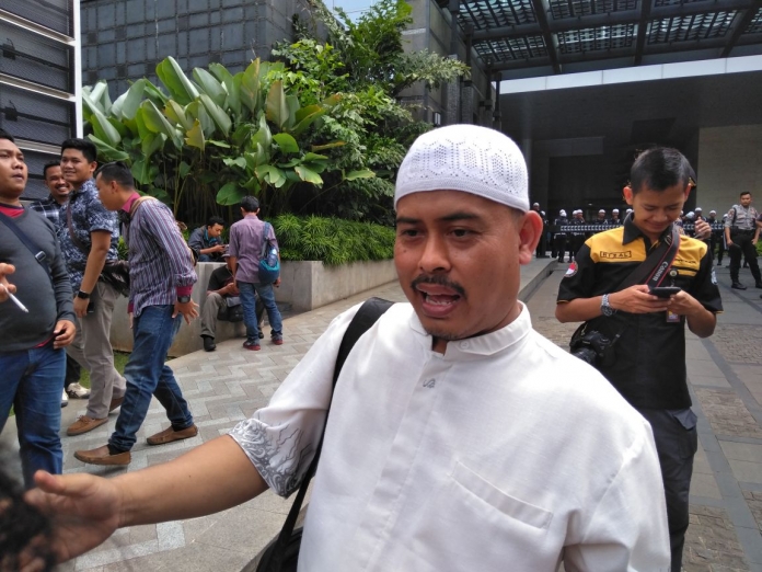 SOLO (Suaramuslim.net) - Ketua Umum Persaudaraan Alumni 212 Ustaz Slamet Ma'arif yang awalnya berstatus sebagai saksi, saat ini sudah ditetapkan sebagai tersangka oleh Polresta Surakarta. SOLO (Suaramuslim.net) - Ketua Umum Persaudaraan Alumni 212 Ustaz Slamet Ma'arif yang awalnya berstatus sebagai saksi, saat ini sudah ditetapkan sebagai tersangka oleh Polresta Surakarta.