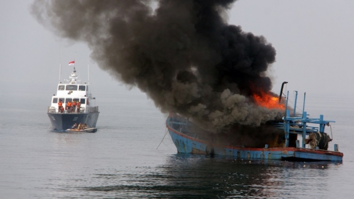 Pro dan Kontra Penenggelaman Kapal Pencuri Ikan Pro dan Kontra Penenggelaman Kapal Pencuri Ikan
