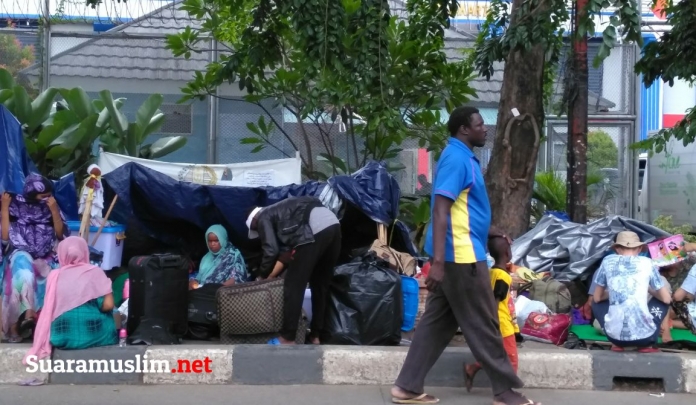 Sudah Empat Puluh Hari Puluhan Imigran Masih Bertahan Di Trotoar Jalan Sudah Empat Puluh Hari Puluhan Imigran Masih Bertahan Di Trotoar Jalan