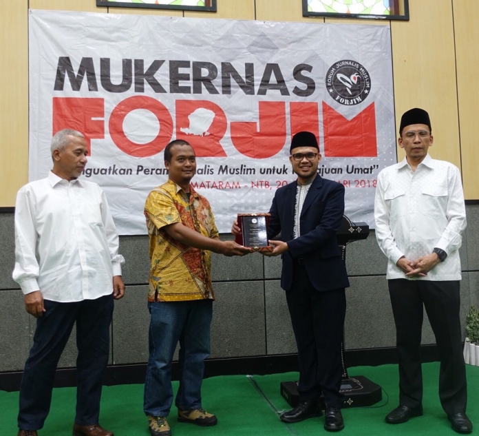 Diniliai Inpiratif, Forjim Berikan Penghargaan Kepada Dua orang Jurnalis Diniliai Inpiratif, Forjim Berikan Penghargaan Kepada Dua orang Jurnalis