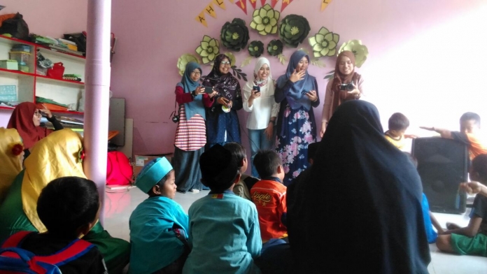 Muslimah dari Ikram Malaysia Mendongeng Untuk Adik-Adik Binaan Lentera Harapan KAMMI Surabaya (foto: Lentera Harapan)
