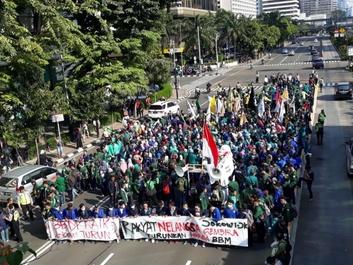 BEM SI Sejabodetabek Lakukan Aksi Tolak Kenaikan Harga BBM BEM SI Sejabodetabek Lakukan Aksi Tolak Kenaikan Harga BBM