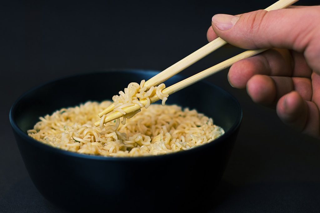 Kebiasaan Makan Mie Dicampur Nasi Berisiko Penyakit Berbahaya