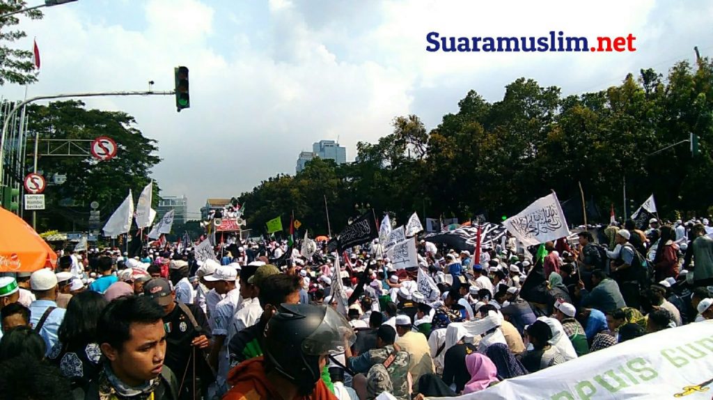 Shalawat dan Tahlil Bergema di Lokasi Aksi Demo Tangkap Sukmawati