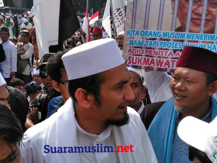 Slamet Ma'arif, Eggi Sudjana dan KH Sobri Lubis Mewakili Para Demonstrasi Berdialog dengan Polisi Slamet Ma'arif, Eggi Sudjana dan KH Sobri Lubis Mewakili Para Demonstrasi Berdialog dengan Polisi