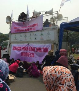 Barisan Emak-emak Militan Minta Jokowi Turunkan Harga