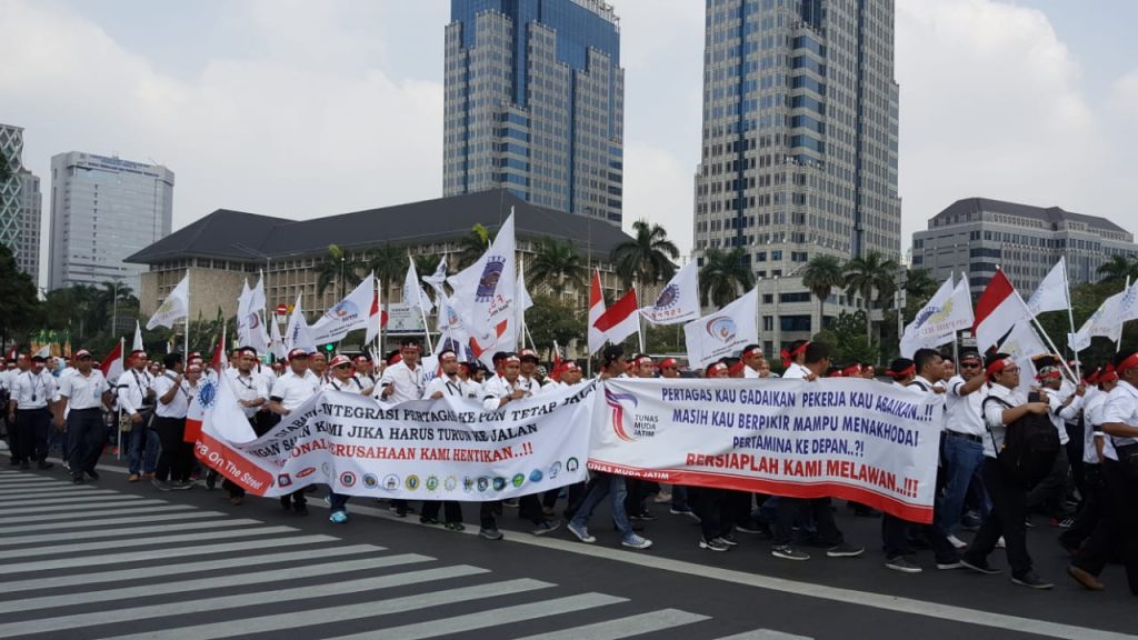 Ribuan Karyawan Turun ke Jalan Tolak Pertamina Dijual