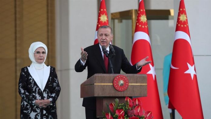 Erdogan dilantik sebagai Presiden Eksekutif Pertama Turki Erdogan dilantik sebagai Presiden Eksekutif Pertama Turki