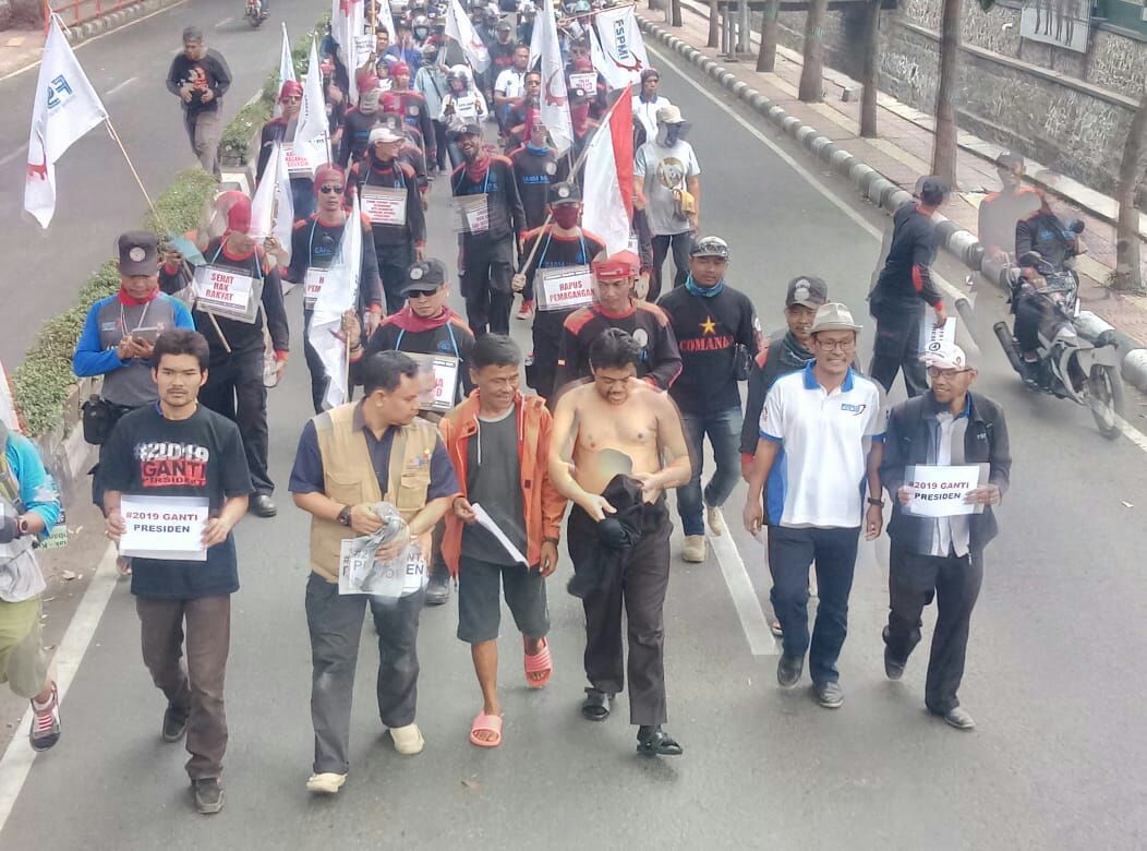 Massa KSPI Jalan Kaki Surabaya-Jakarta Demi Antarkan Prabowo Ke KPU