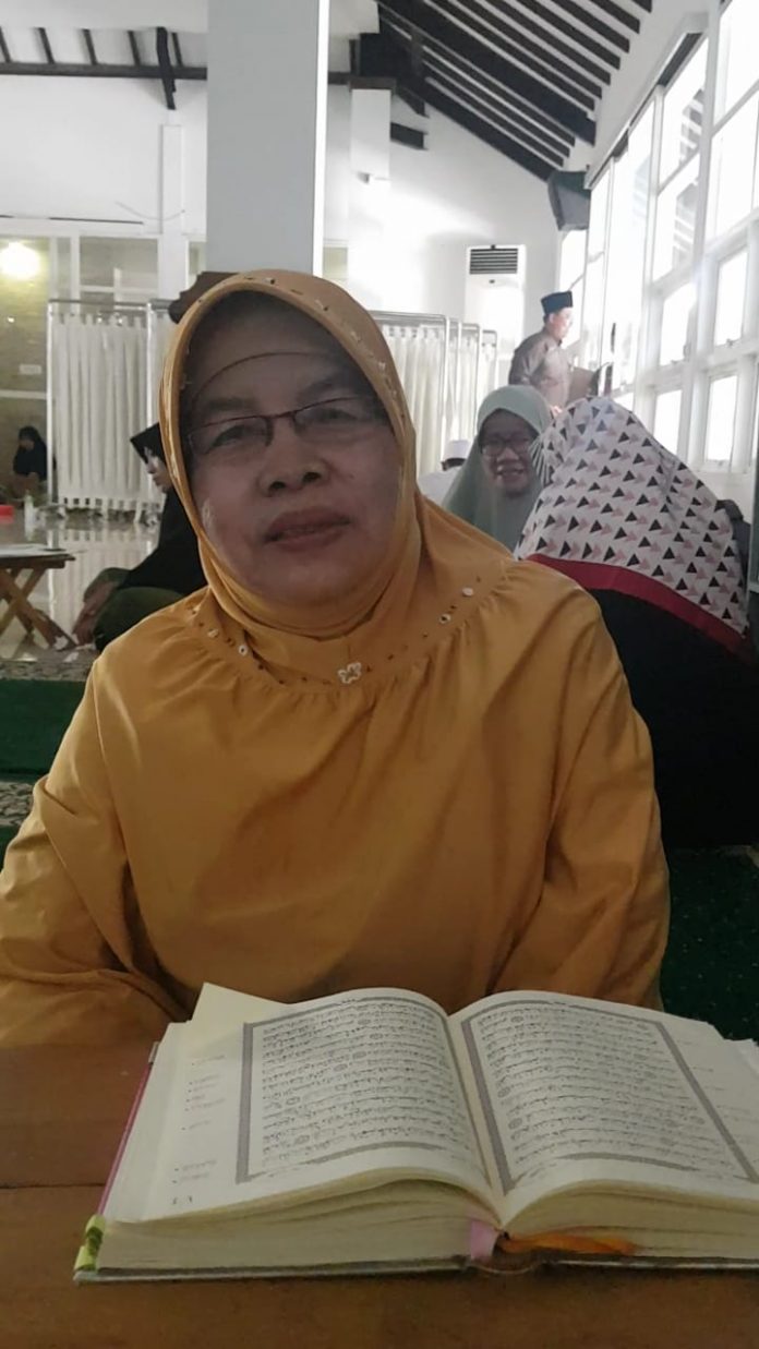 Kisah Seorang Ibu Yang Hafal 17 Juz Setelah Pensiun Kerja Kisah Seorang Ibu Yang Hafal 17 Juz Setelah Pensiun Kerja