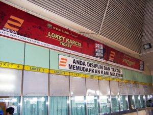Dikepung Iklan Rokok, Stasiun Kereta Api Dinilai Tidak Ramah Anak