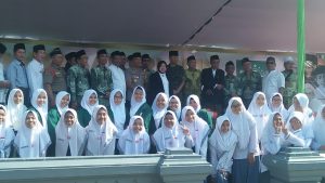 Risma Pimpin Apel Hari Santri di Surabaya