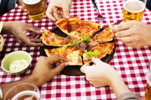 Adab Menjilat Jari Ketika Makan