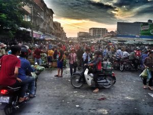 Rela Jadi Kuli Pasar Agar Bisa Sedekah