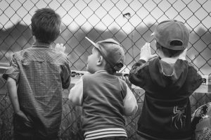 Memilihkan Teman untuk Anak Kita
