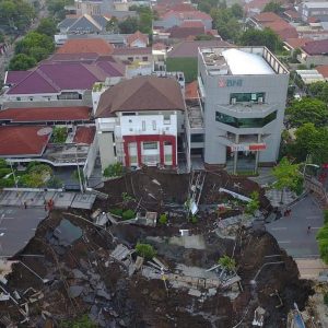 Amblasnya Jalan Merugikan Publik Surabaya