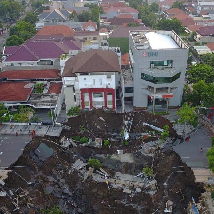 Amblasnya Jalan Merugikan Publik Surabaya Amblasnya Jalan Merugikan Publik Surabaya