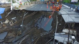 Bukan karena Crane, Jalan Gubeng Diduga Ambles akibat Proyek Basement RS Siloam