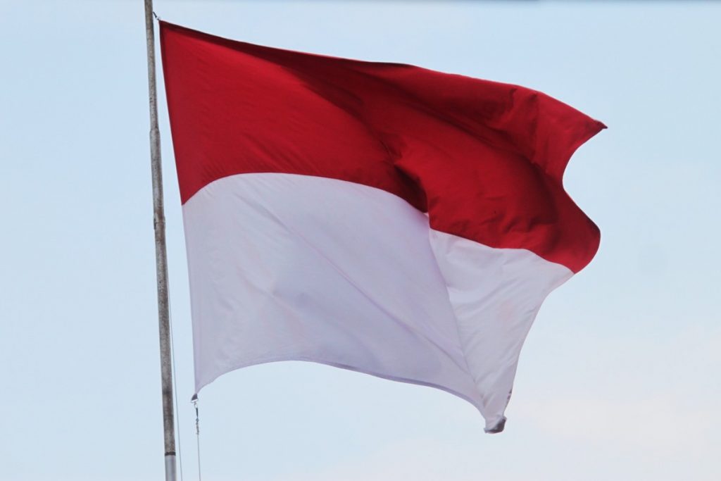 Sakoda Hidayatullah Jatim Gelar Pengibaran Merah Putih di Masjid Tertinggi se-Pulau Jawa