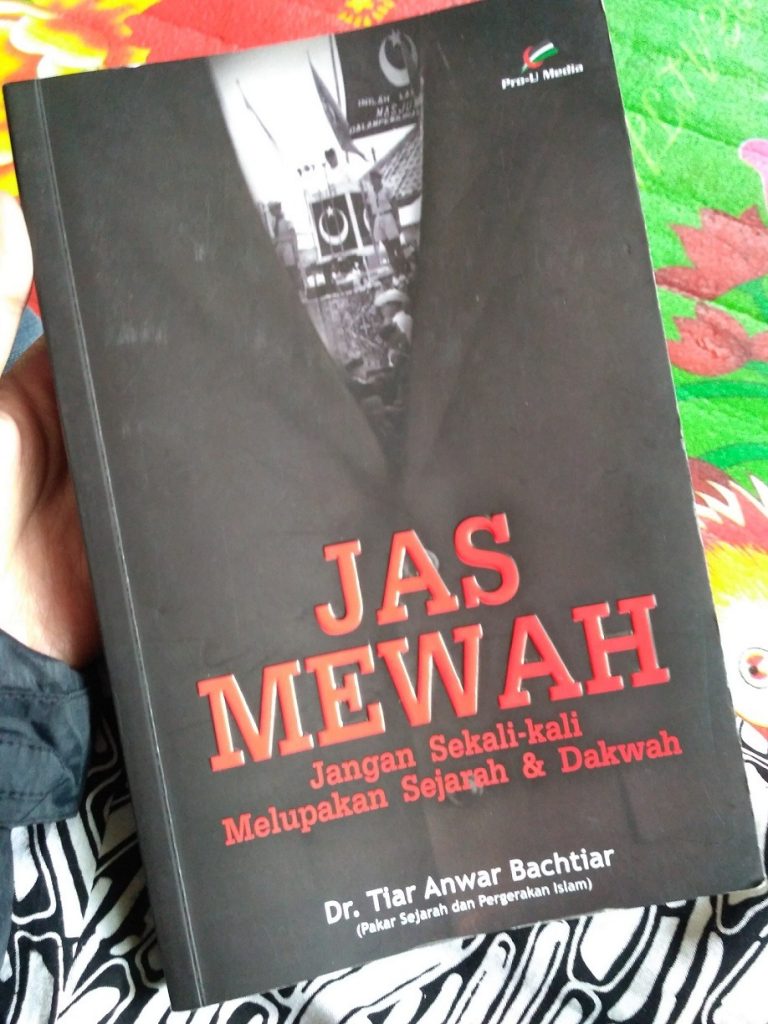 Umat Islam di Indonesia dalam Buku Jas Mewah