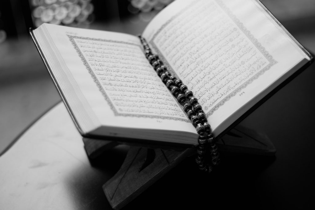 8 Adab Lahiriah Membaca Al Quran