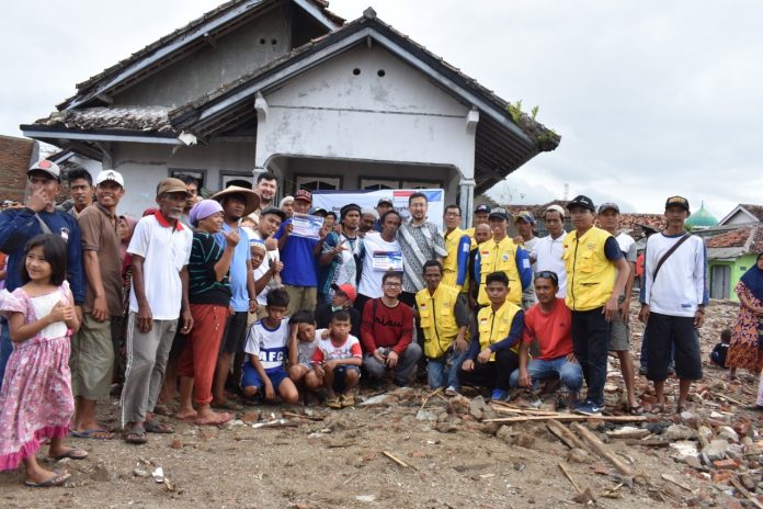 Akhirnya Rombongan Uighur Bisa Salurkan Bantuan untuk Korban Tsunami di Pandeglang Akhirnya Rombongan Uighur Bisa Salurkan Bantuan untuk Korban Tsunami di Pandeglang
