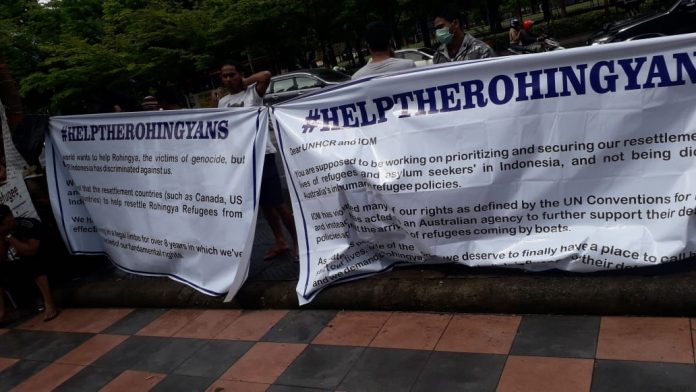 Pengungsi Rohingya di Makassar Unjuk Rasa Minta Kejelasan Nasib Pengungsi Rohingya di Makassar Unjuk Rasa Minta Kejelasan Nasib