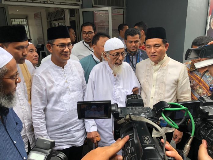 Yusril: Saya Yakinkan Jokowi Agar Membebaskan Ustaz Abu Bakar Ba'asyir Yusril: Saya Yakinkan Jokowi Agar Membebaskan Ustaz Abu Bakar Ba'asyir