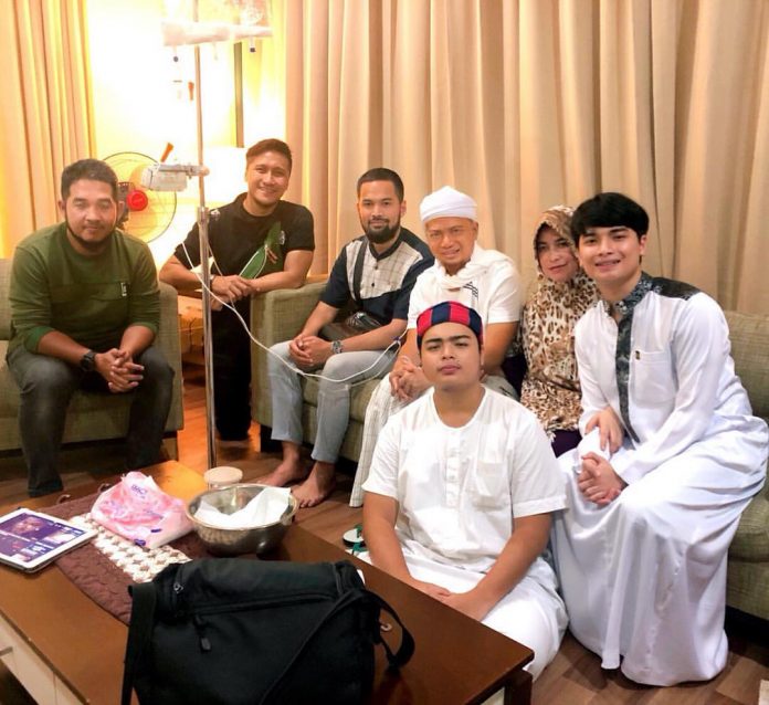 Jenguk di Rumah Sakit, Arie Untung Doakan Ustaz Arifin Ilham Jenguk di Rumah Sakit, Arie Untung Doakan Ustaz Arifin Ilham