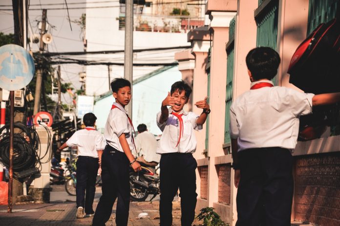 Peran Guru Sebagai Pendidik, Orang Tua Sekaligus Sahabat Siswa Peran Guru Sebagai Pendidik, Orang Tua Sekaligus Sahabat Siswa