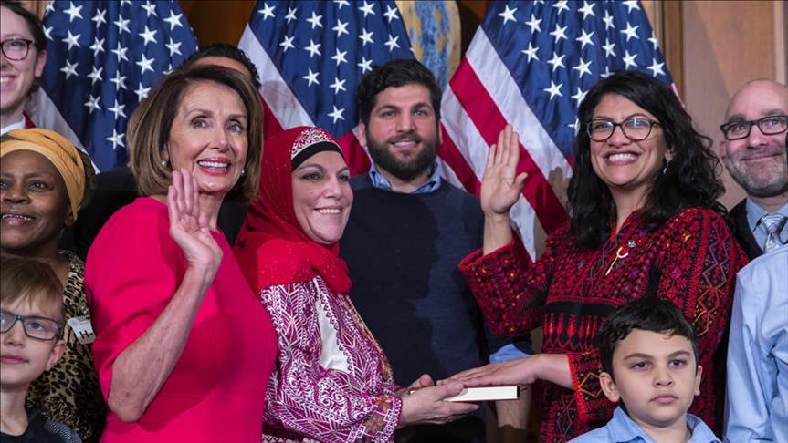 Rashida Tlaib, Anggota Kongres Amerika yang Dilantik Menggunakan Busana Palestina