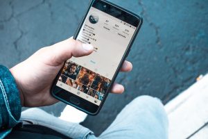 Berbagi Masalah Pribadi di Media Online