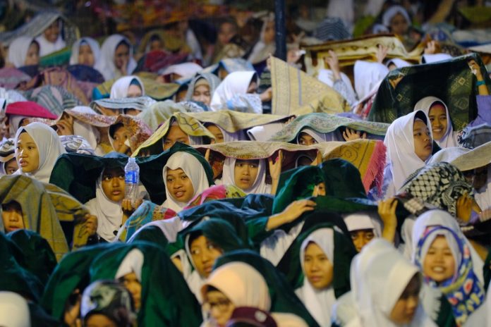 Diguyur Hujan, Ribuan Jemaah Ustaz Abdul Somad Melantunkan Salawat Diguyur Hujan, Ribuan Jemaah Ustaz Abdul Somad Melantunkan Salawat