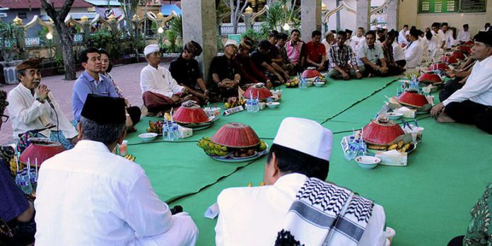 Tradisi Ngaminang di kampung Gelgel. (Foto: 1001indonesia.net)