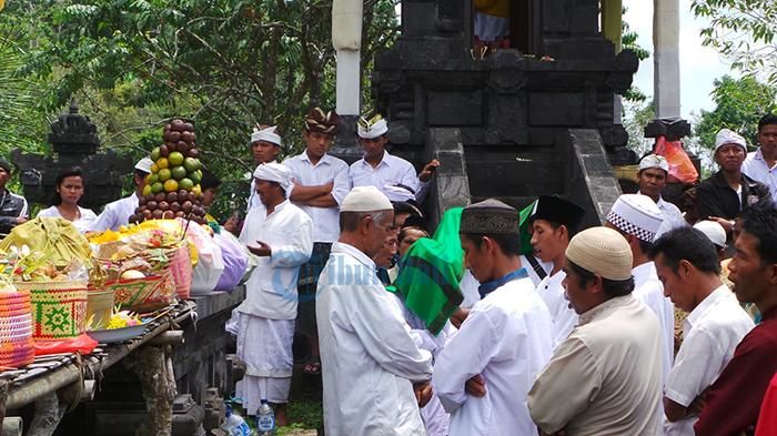 Salah satu kegiatan warga kampung Lebah. (Foto: idntimes.com)